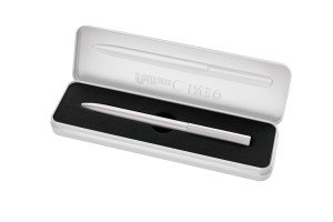 Długopis olejowy obrotowy PELIKAN INEO Elemente Clearing Breeze kol. niebieski kol. obudowy srebrny etui metalowe 822466 + GRAWER